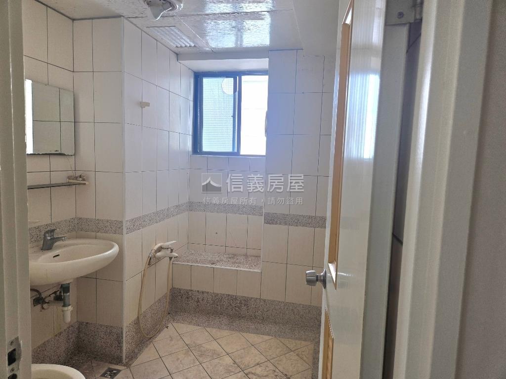 鴻福名人華廈三房採光佳房屋室內格局與周邊環境