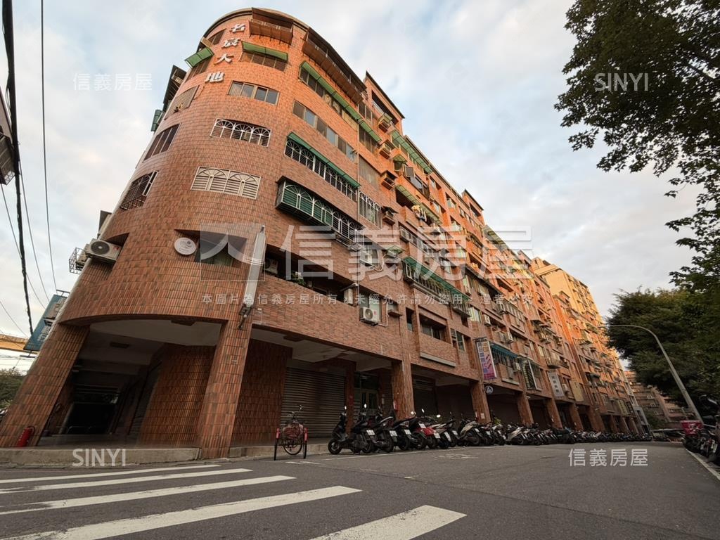 近捷運溫馨三房車位房屋室內格局與周邊環境