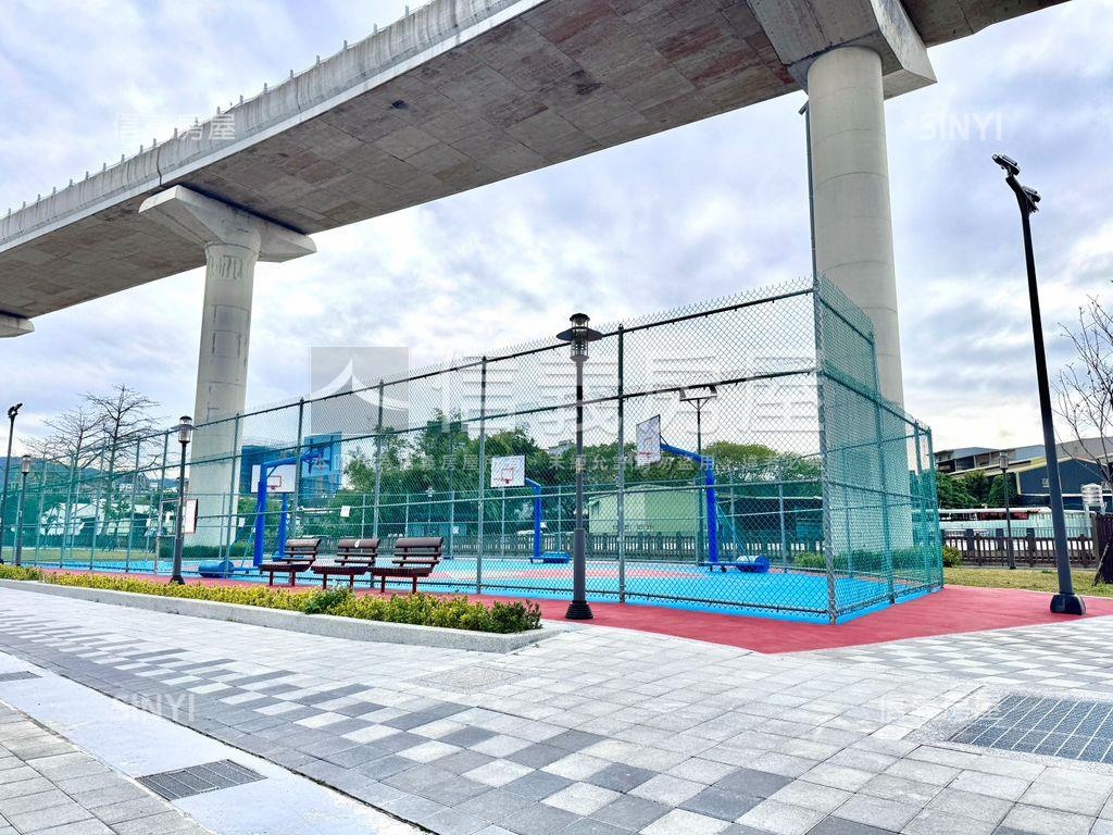 近捷運溫馨三房車位房屋室內格局與周邊環境