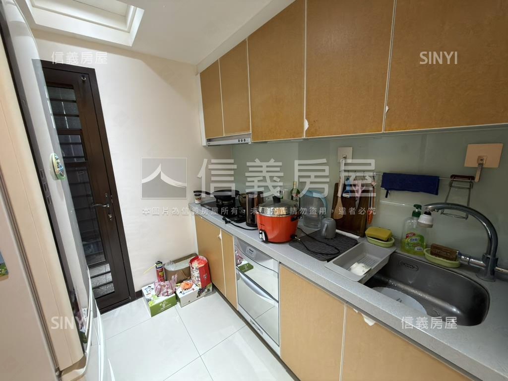 專任鴻灃ＡＲＴ高樓層美宅房屋室內格局與周邊環境