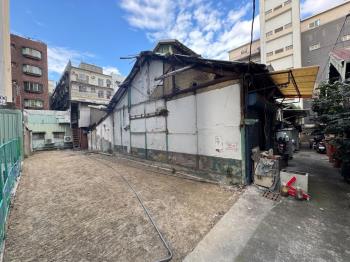 大智路旁透天木造屋