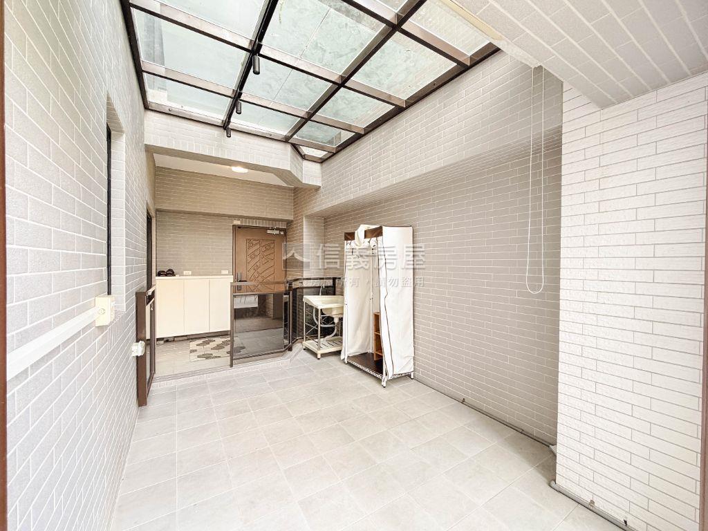 ＬＭ佳楓｜露臺大三房平車房屋室內格局與周邊環境