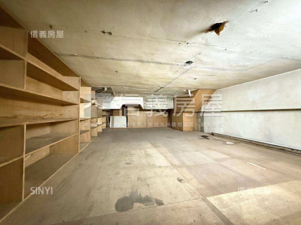 近秀泰三井百貨雙十路店面房屋室內格局與周邊環境