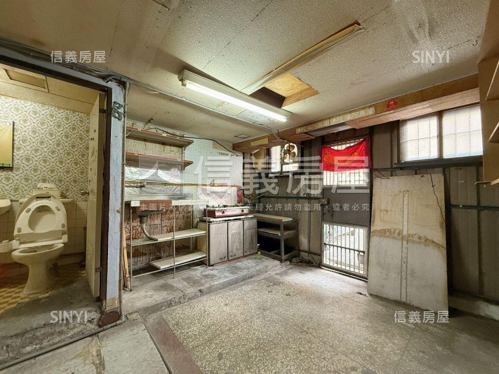 近秀泰三井百貨雙十路店面房屋室內格局與周邊環境