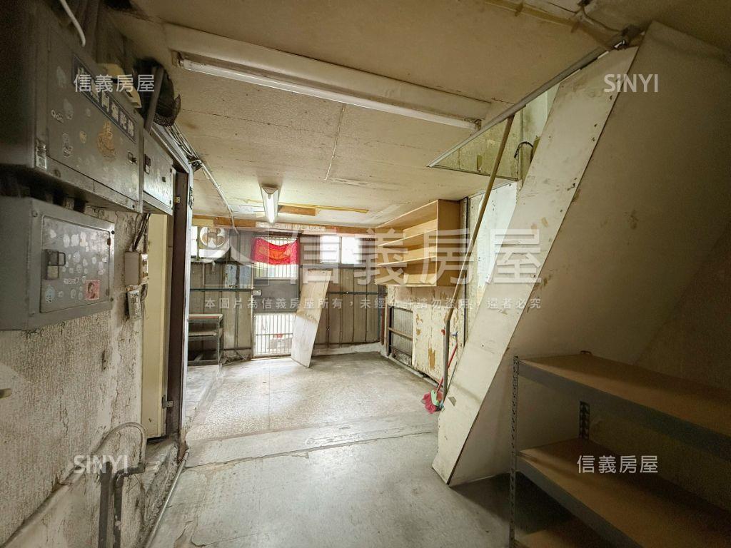 近秀泰三井百貨雙十路店面房屋室內格局與周邊環境