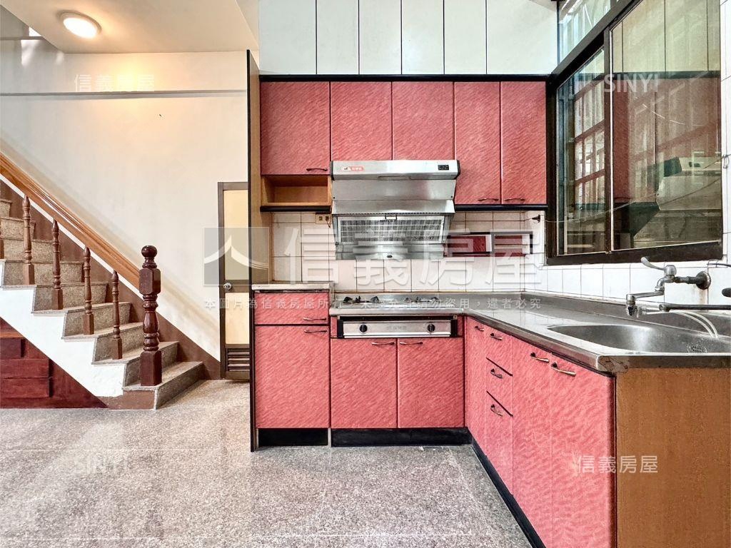 面校園首排捷運邊間美透天房屋室內格局與周邊環境