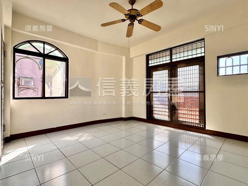 面校園首排捷運邊間美透天房屋室內格局與周邊環境