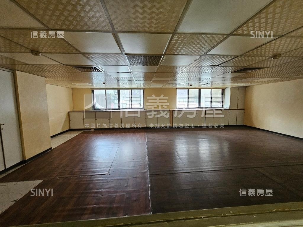南京西路整層商三辦公房屋室內格局與周邊環境