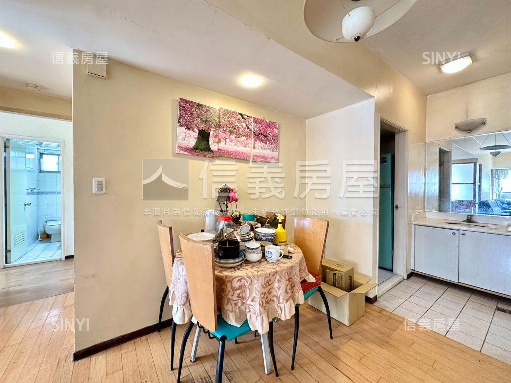 捷運龍鳳會電梯三房車位房屋室內格局與周邊環境