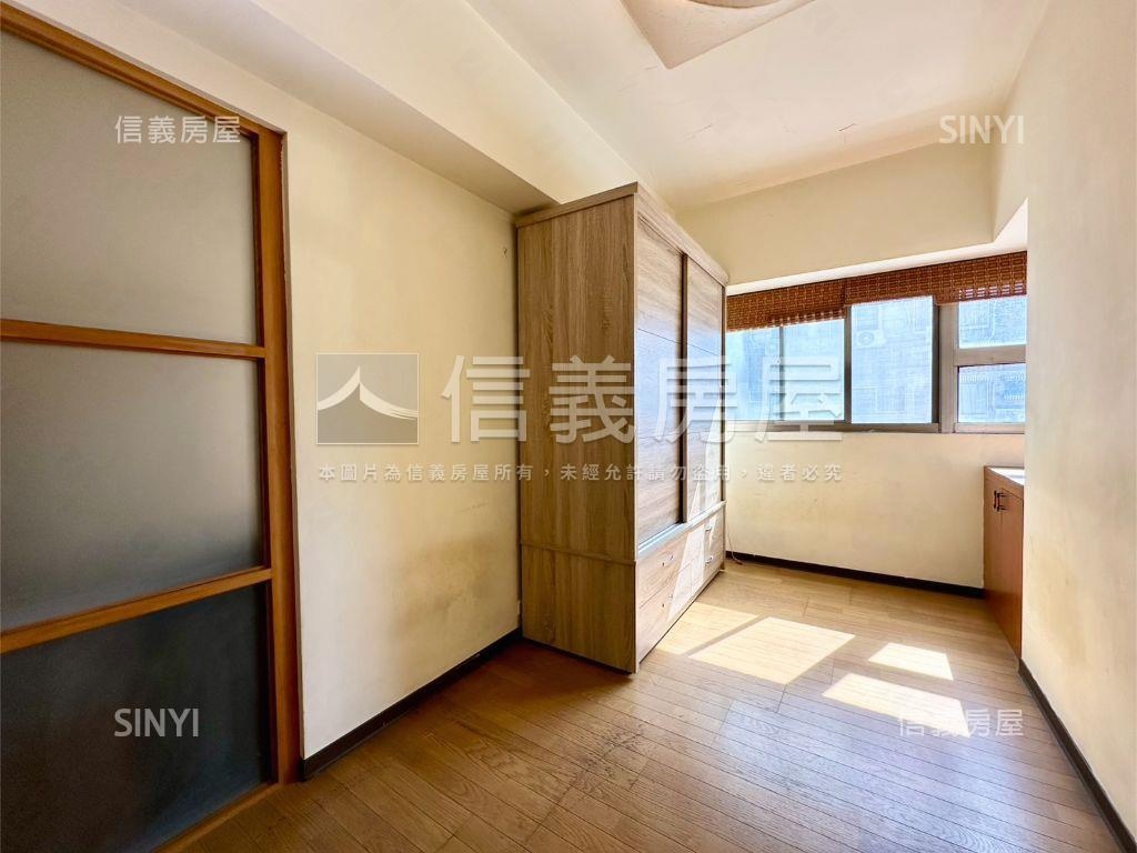 捷運龍鳳會電梯三房車位房屋室內格局與周邊環境