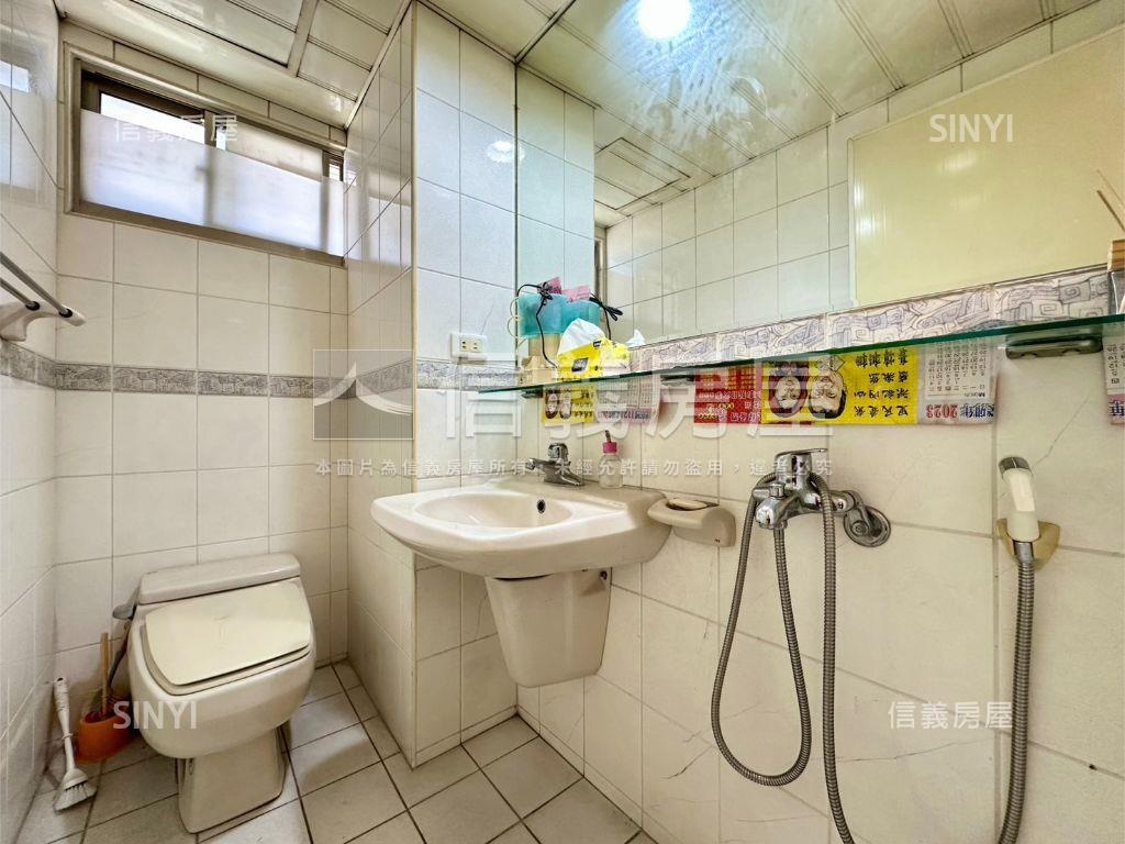 捷運龍鳳會電梯三房車位房屋室內格局與周邊環境