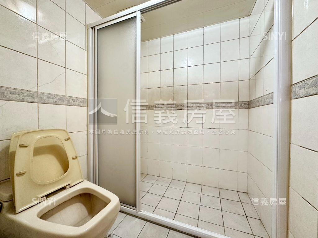 捷運龍鳳會電梯三房車位房屋室內格局與周邊環境