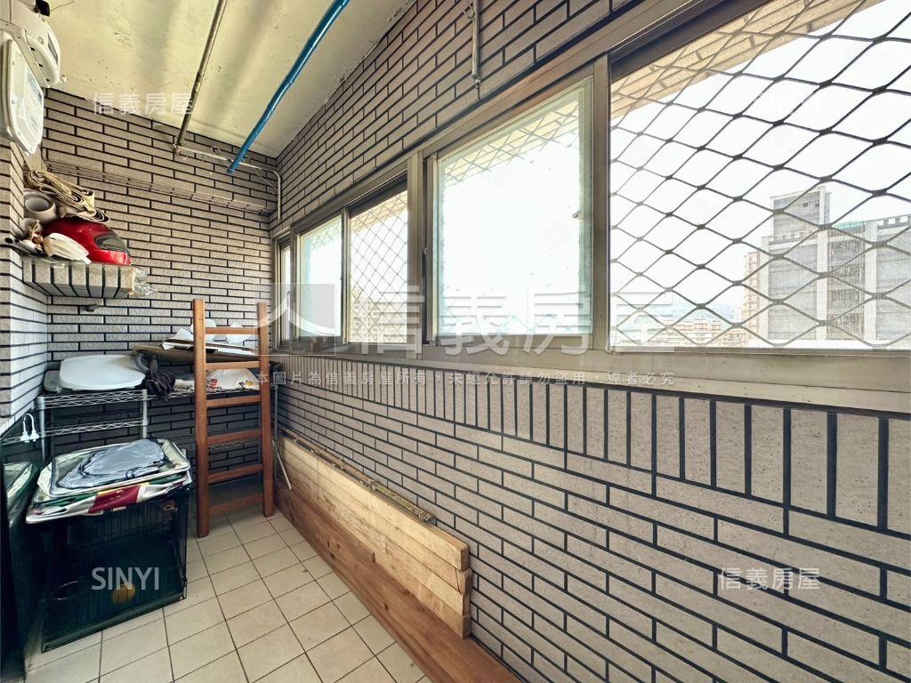 捷運龍鳳會電梯三房車位房屋室內格局與周邊環境