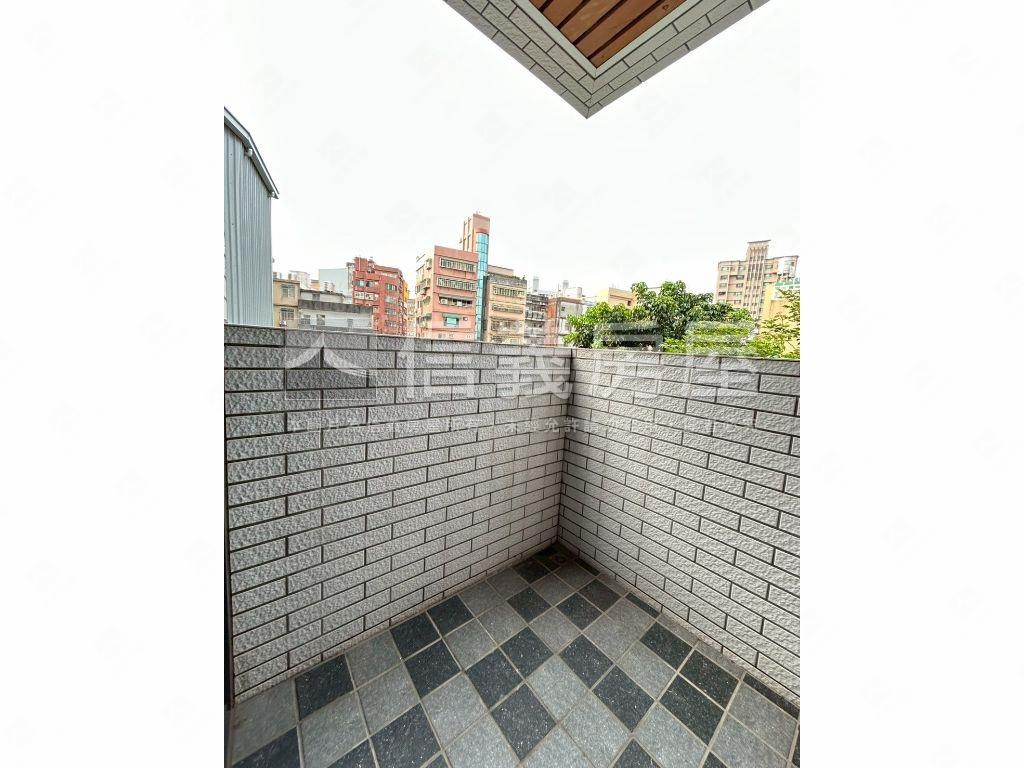 稀有市區面樹梢採光兩房房屋室內格局與周邊環境
