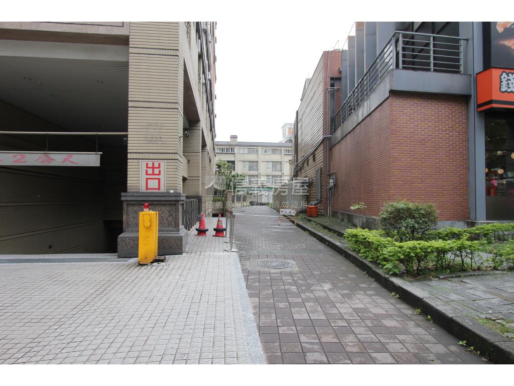 皇翔四季會館車位房屋室內格局與周邊環境
