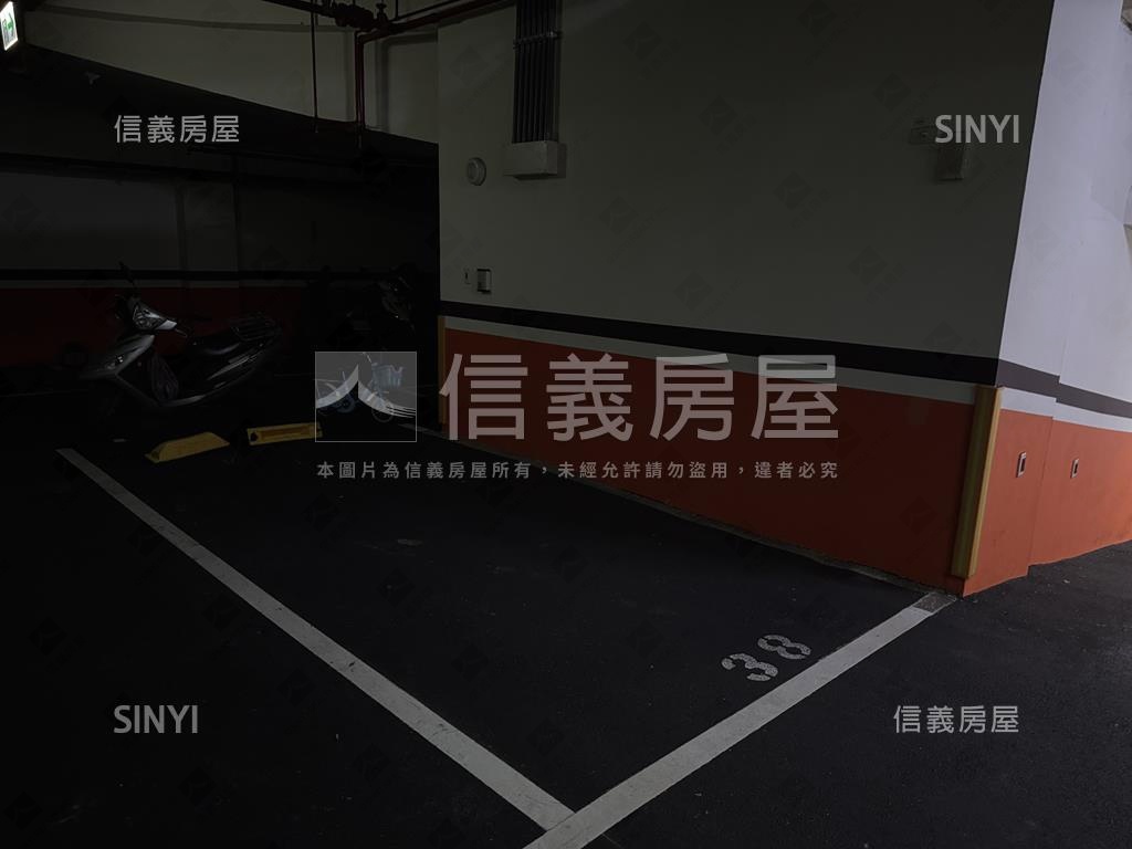 近捷運十年內電梯坡平車位房屋室內格局與周邊環境