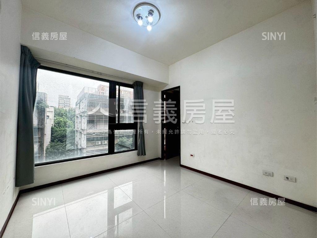 首耀璀璨四房帶車位房屋室內格局與周邊環境