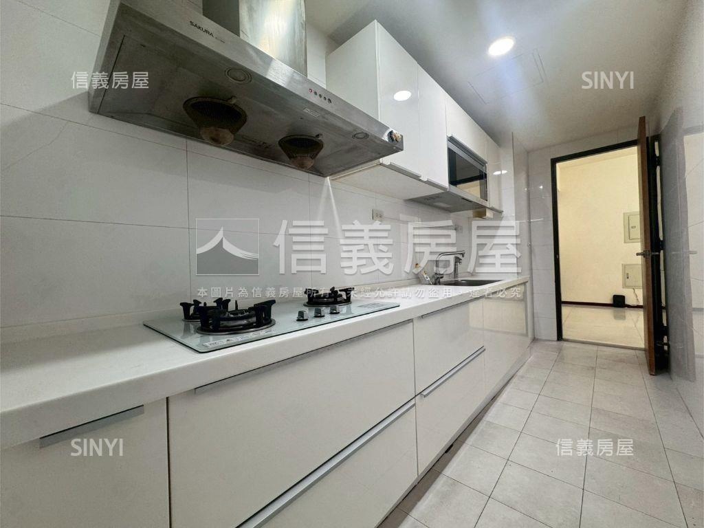 首耀璀璨四房帶車位房屋室內格局與周邊環境