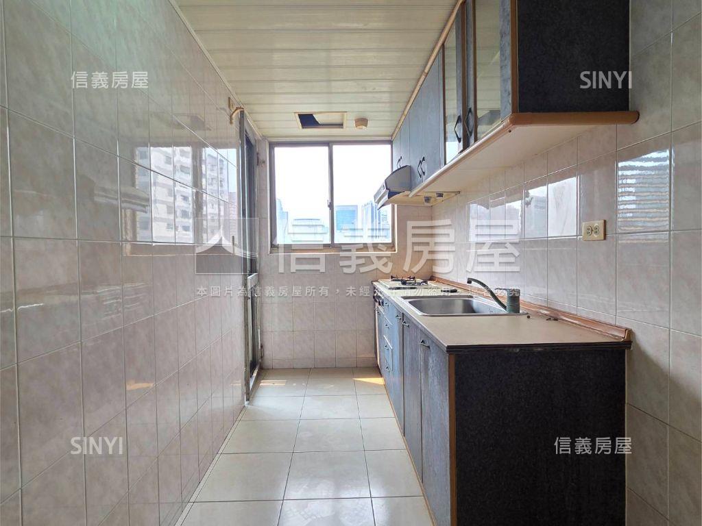 皇家貴賓首排綠景五房平車房屋室內格局與周邊環境