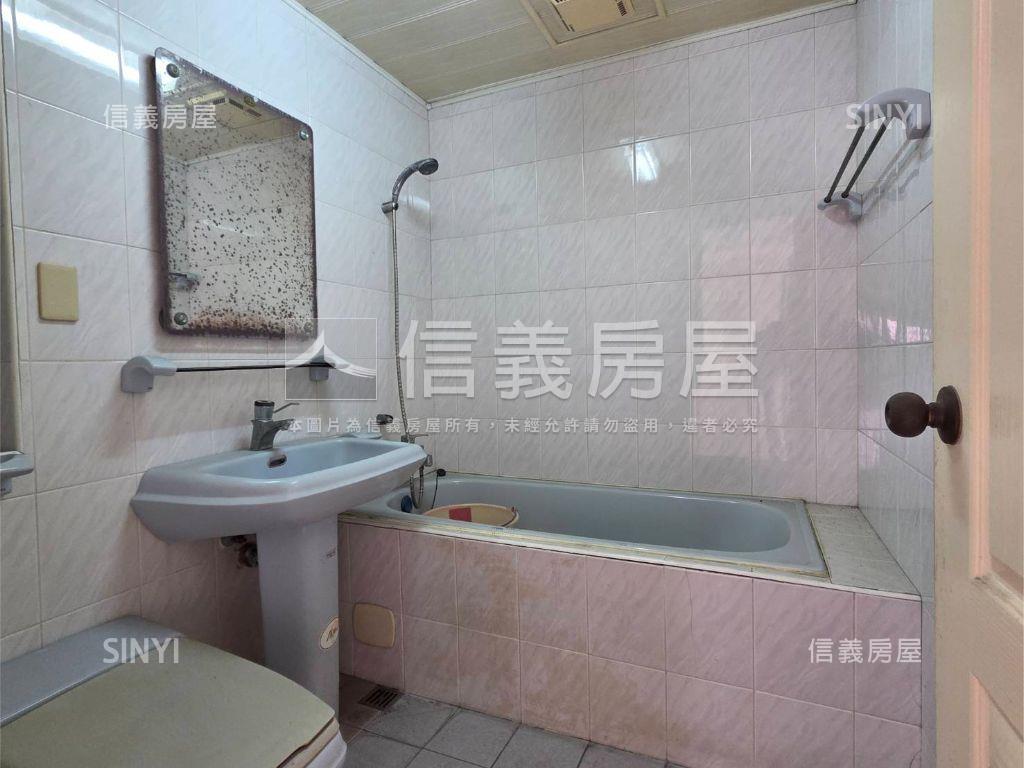 皇家貴賓首排綠景五房平車房屋室內格局與周邊環境