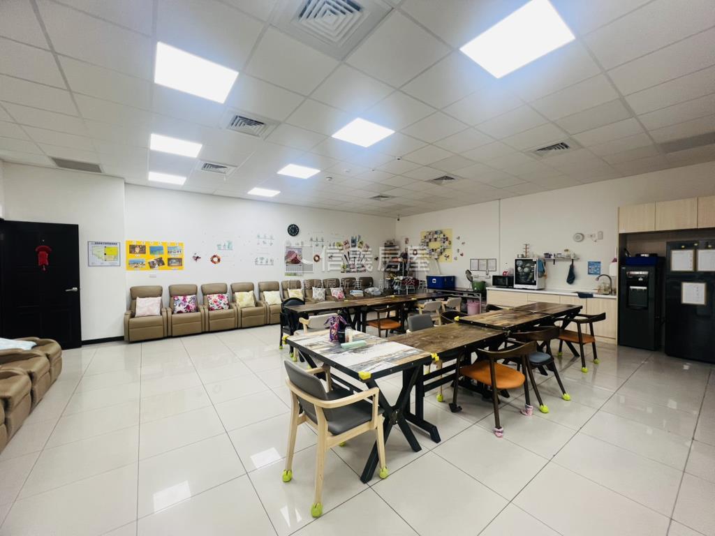 白朗峰大空間店面稀有釋出房屋室內格局與周邊環境