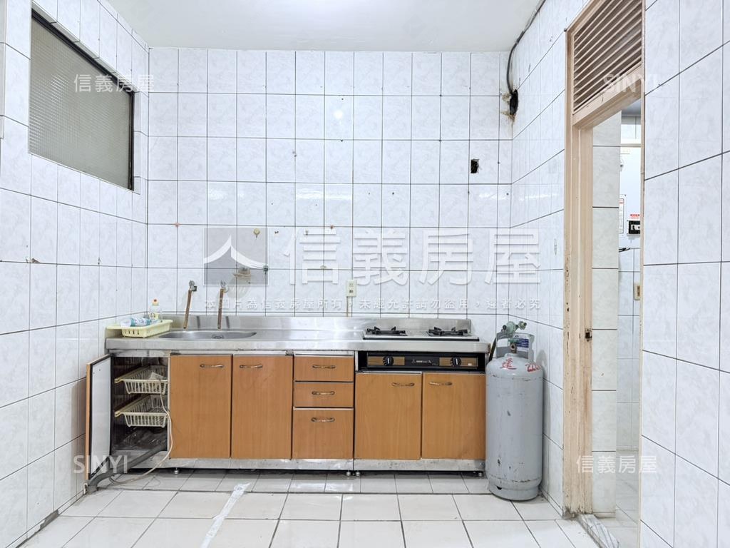 學校大空間邊間一樓房屋室內格局與周邊環境