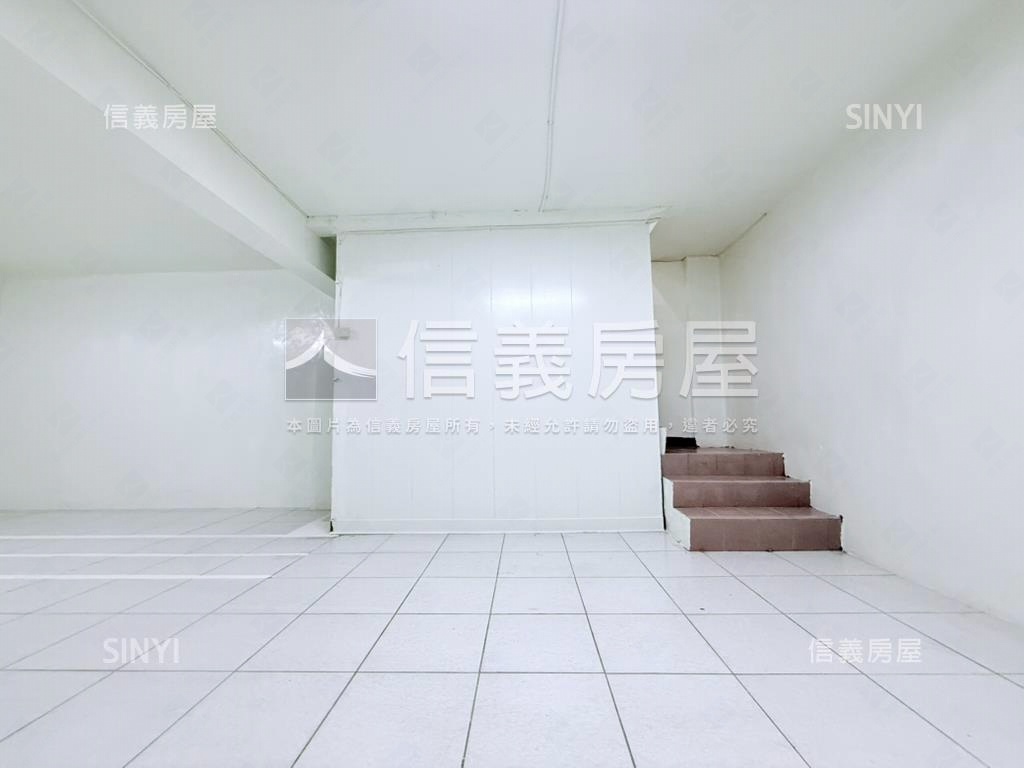 學校大空間邊間一樓房屋室內格局與周邊環境