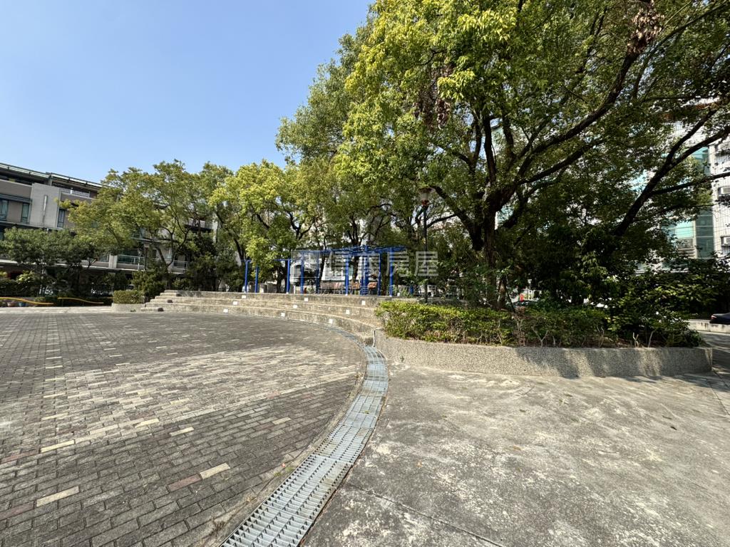 面公園大面寬樓店房屋室內格局與周邊環境