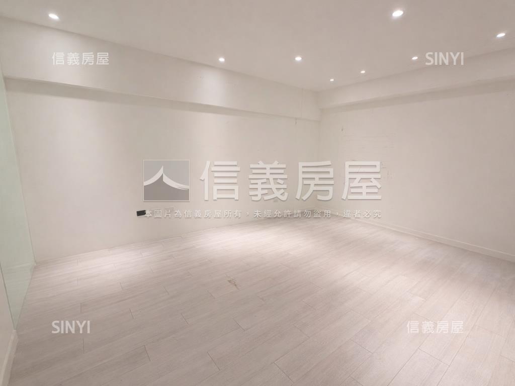 翠峰藝文街挑高店面房屋室內格局與周邊環境