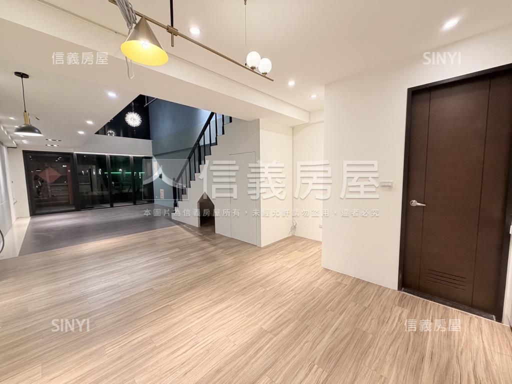 翠峰藝文街挑高店面房屋室內格局與周邊環境