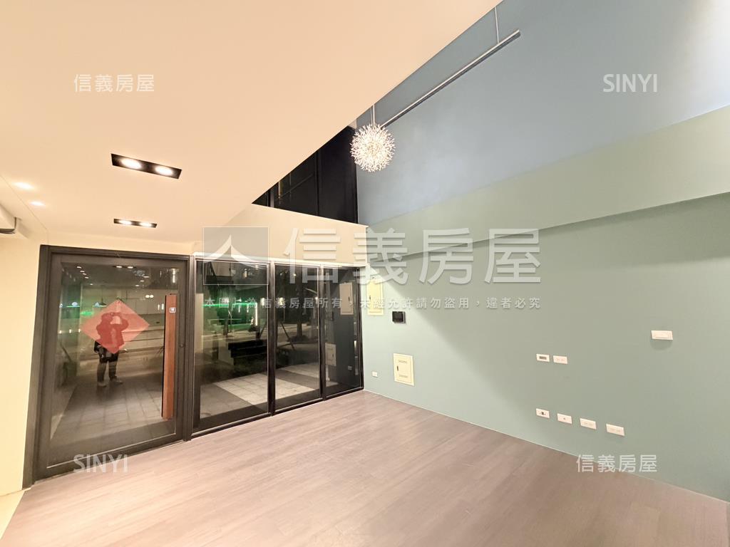 翠峰藝文街挑高店面房屋室內格局與周邊環境