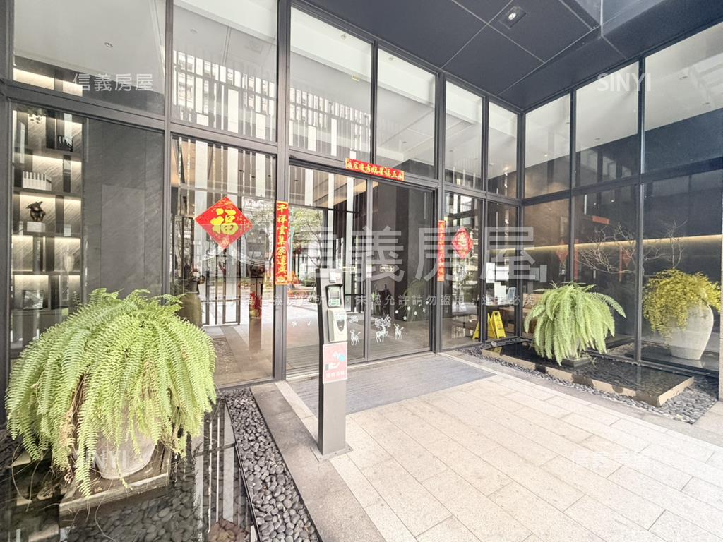 翠峰藝文街挑高店面房屋室內格局與周邊環境