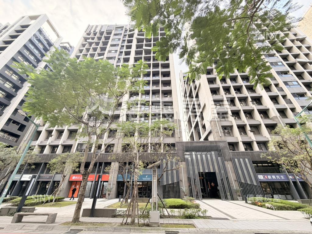 翠峰Ω挑高金店面房屋室內格局與周邊環境