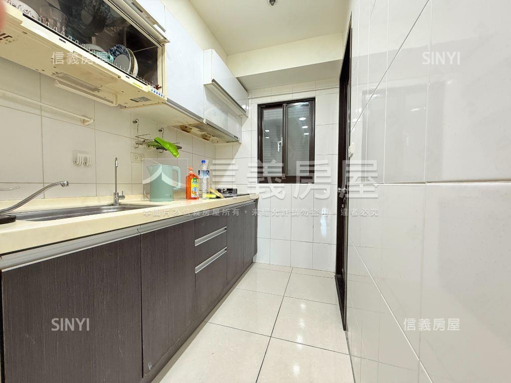 美麗歐洲次頂樓大三房車位房屋室內格局與周邊環境