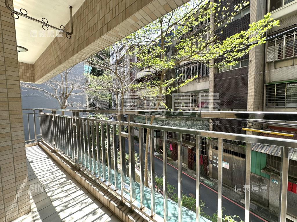 華麗大空間鋼骨電梯四房房屋室內格局與周邊環境