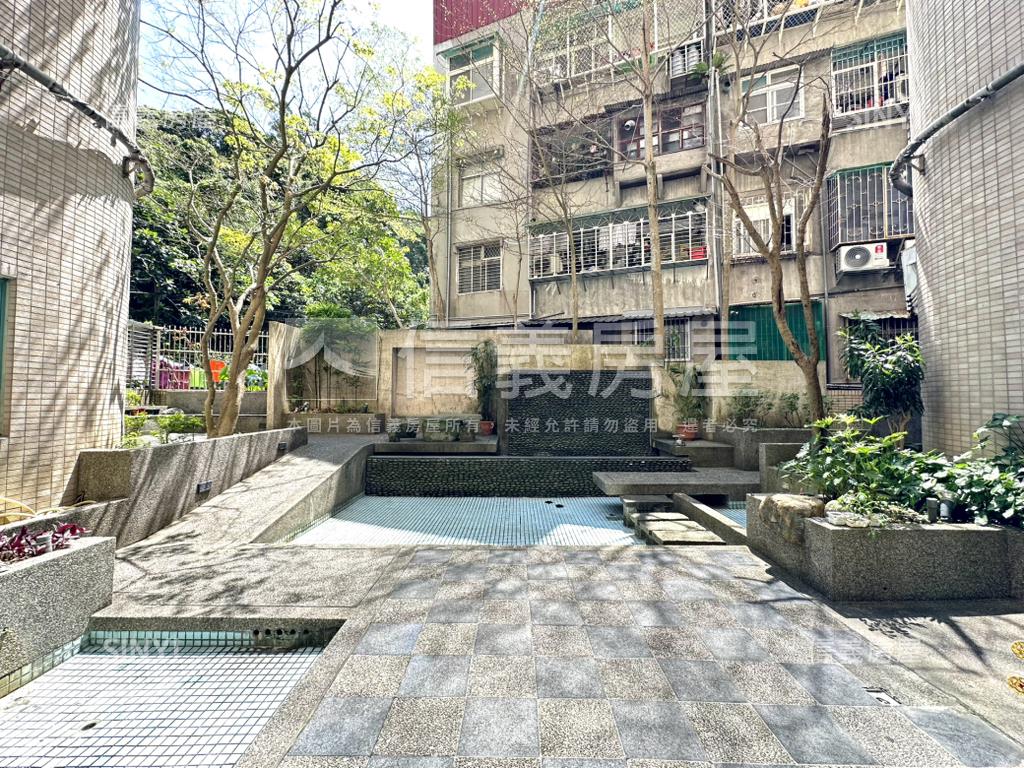 華麗大空間鋼骨電梯四房房屋室內格局與周邊環境