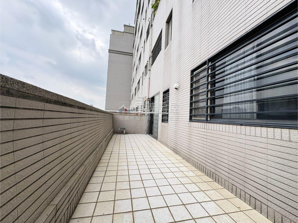 專任兩房平車，高樓露臺戶房屋室內格局與周邊環境