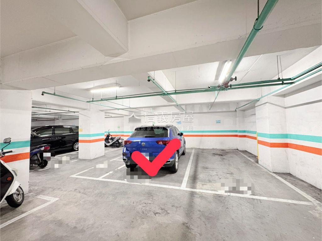 專任兩房平車，高樓露臺戶房屋室內格局與周邊環境