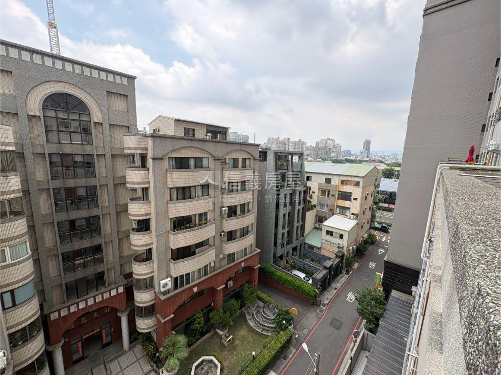 專任兩房平車，高樓露臺戶房屋室內格局與周邊環境