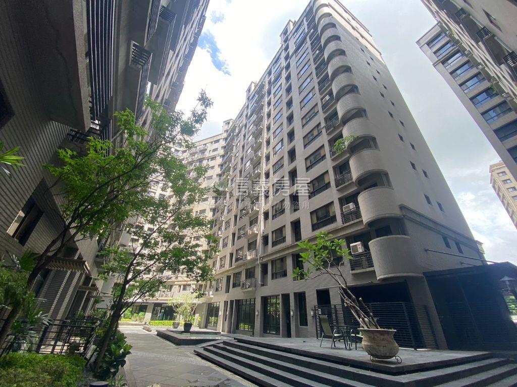 專任兩房平車，高樓露臺戶房屋室內格局與周邊環境