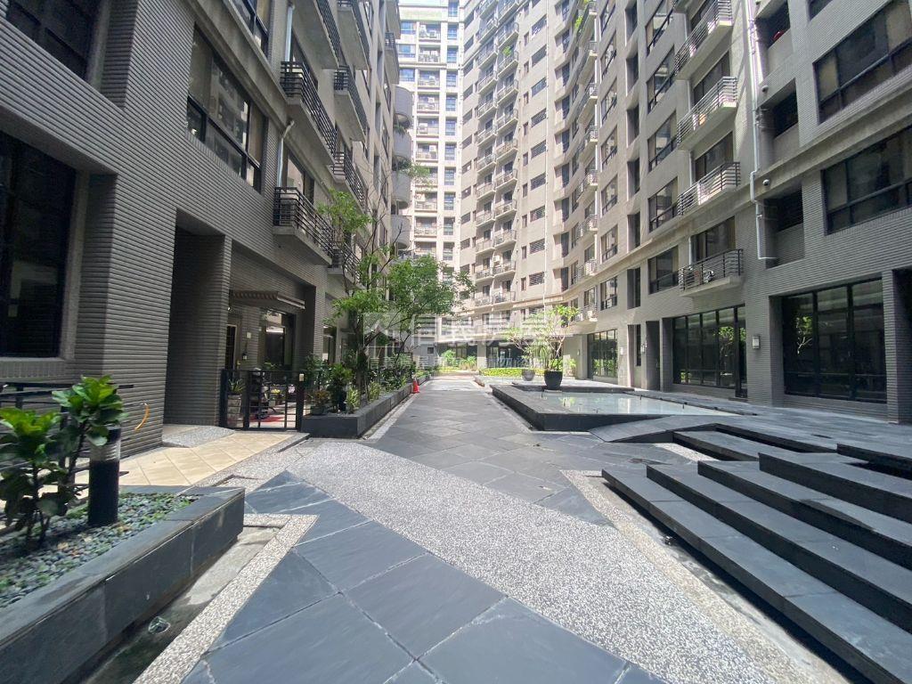 專任兩房平車，高樓露臺戶房屋室內格局與周邊環境