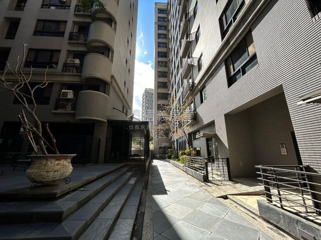 專任兩房平車，高樓露臺戶房屋室內格局與周邊環境
