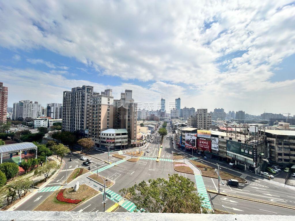 專任兩房平車，高樓露臺戶房屋室內格局與周邊環境