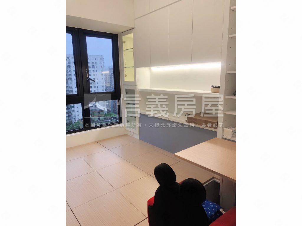 忠孝大院精匠３房車位房屋室內格局與周邊環境