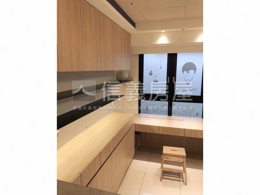 忠孝大院精匠３房車位房屋室內格局與周邊環境