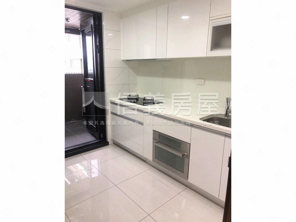 忠孝大院精匠３房車位房屋室內格局與周邊環境