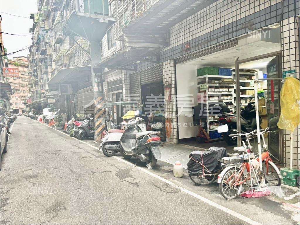 低總價。捷運一樓創業基地房屋室內格局與周邊環境