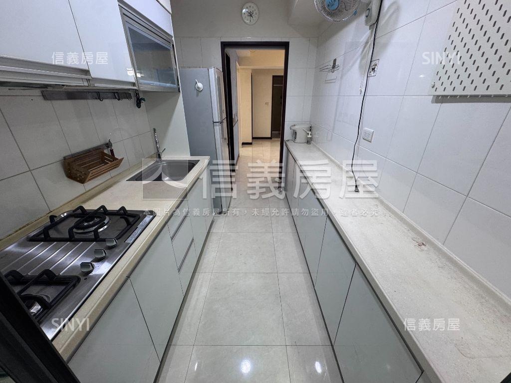 面校園美麗３房平車房屋室內格局與周邊環境