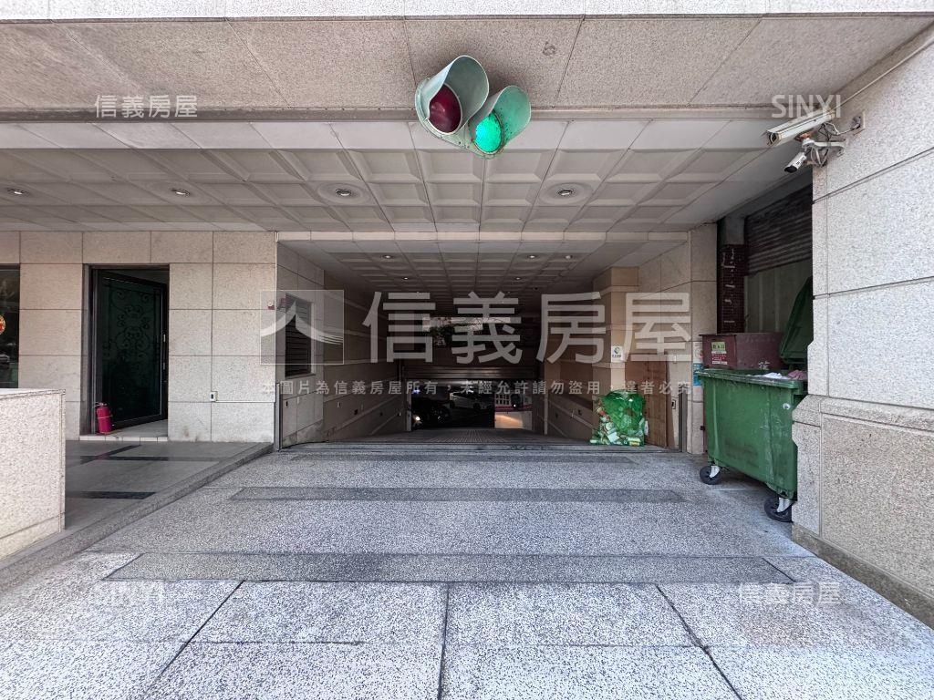 面校園美麗３房平車房屋室內格局與周邊環境