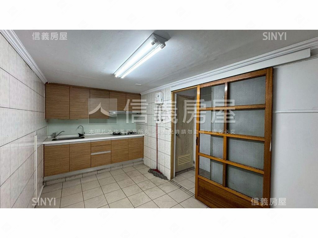 潭子榮興街商圈稀有角店房屋室內格局與周邊環境